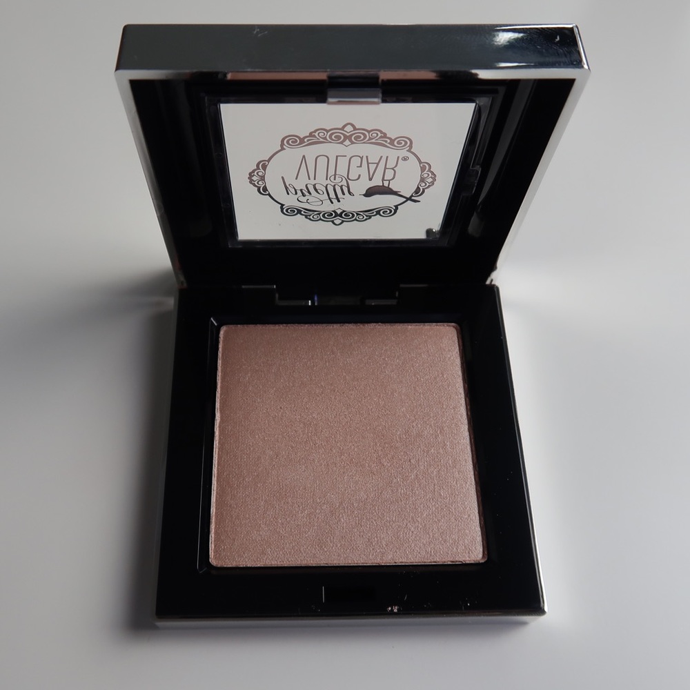 Pretty Vulgar Highlighter (Shimmering Swan)